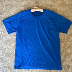 Loose fit men’s lululemon short sleeved shirt